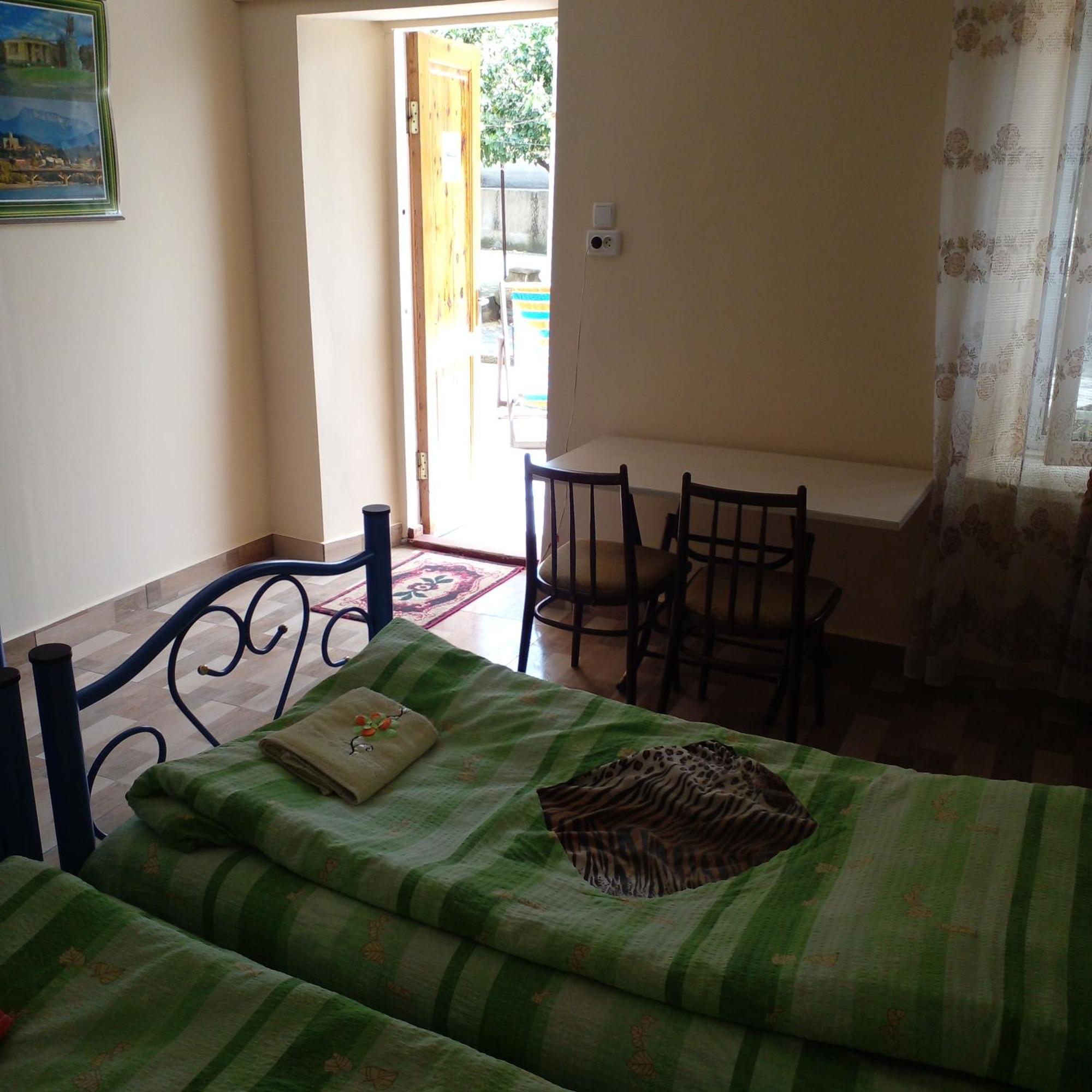 Giorgi'S Homestay Kutaisi Ngoại thất bức ảnh